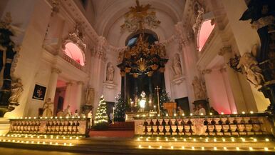 Im Fuldaer Dom herrschte am Heiligen Abend bei Kerzenschein und weihnachtlicher Musik eine besondere Atmosphäre. Foto: Bistum Fulda / Dr. Arnulf Müller