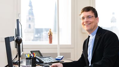 Dr. Martin Stanke hat das Amt des Generalvikars übernommen und freut sich darauf, die Zukunft des Bistums Fulda aktiv mitzugestalten. Foto: Bistum Fulda / Burkhard Beintken