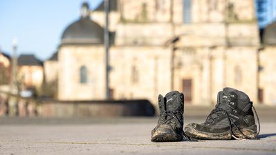 Schuhe als Symbol für den Glaubensweg: Bischof Dr. Michael Gerber ruft im Hirtenwort zum ersten Fastensonntag dazu auf, das Profil des eigenen Glaubens zu überprüfen und zu stärken. Foto: Bistum Fulda / Burkhard Beintken