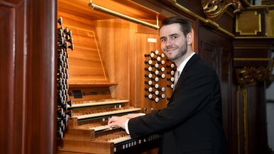 Mit einem festlichen Konzert am 29. November (Samstag,) stellt sich Max Deisenroth als neuer Domorganist am Fuldaer Dom musikalisch vor. Auf dem Programm stehen Werke von Johann Sebastian Bach, Henri Mulet, Charles-Marie Widor sowie freie Improvisationen. Bistum Fulda / Marzena Seidel